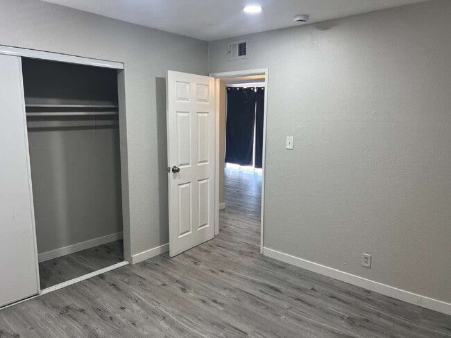 Building Photo - ½ OFF First Month's Rent! Updated Apartment in a Prime Central Las Vegas Location