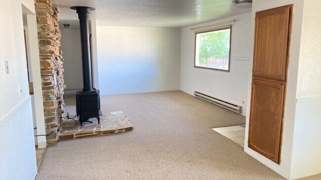 Building Photo - Cozy Farmhouse