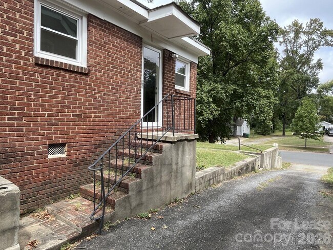 Building Photo - 421 W Kingston Ave