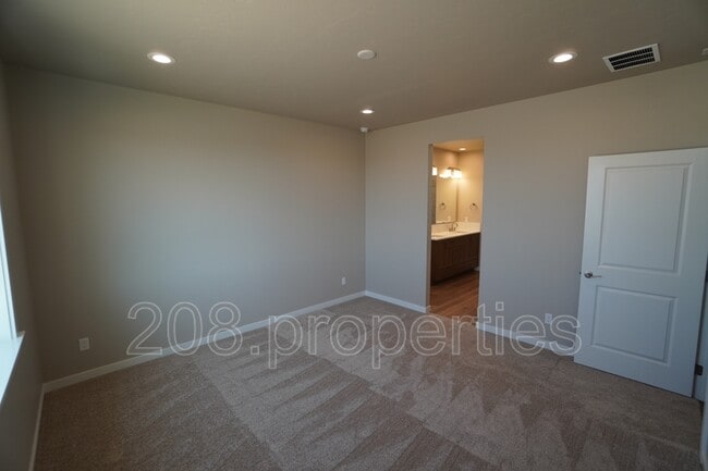 Building Photo - 14561 Pne Knl St