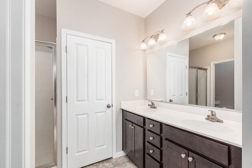 Building Photo - 560 Redwood Ln