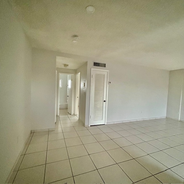 Hallway to bathroom & bedroom - 900 SW 84th Ave
