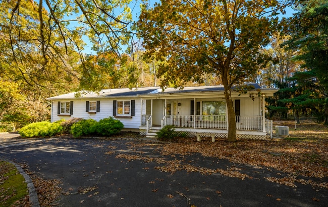 Building Photo - Renovated 4BR Ranch on Private 1.57 Acres