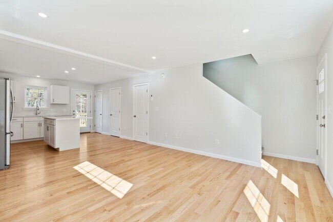 Building Photo - 16 Cardinal Ln