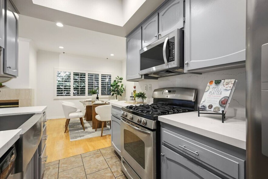 Building Photo - 11737 Darlington Ave