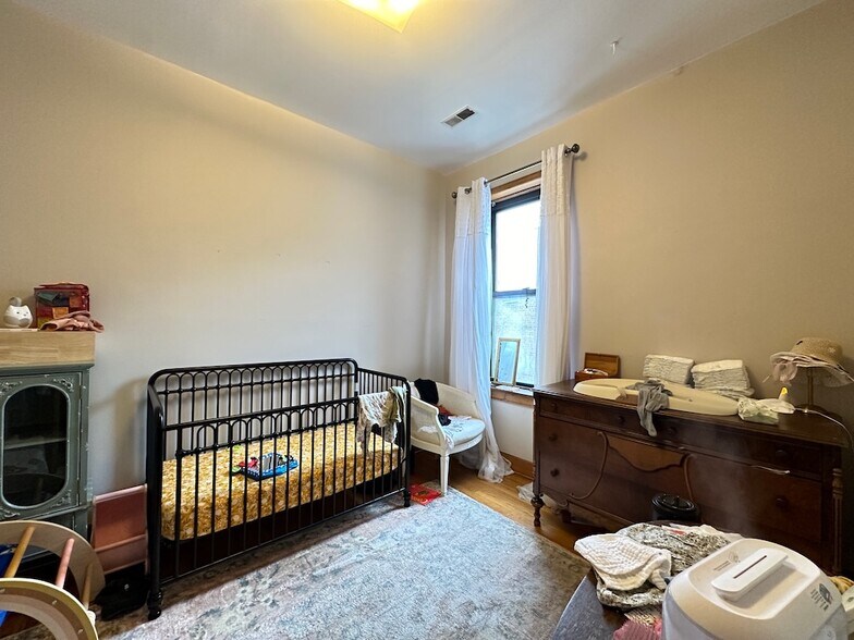 Building Photo - 937 N Hoyne Ave