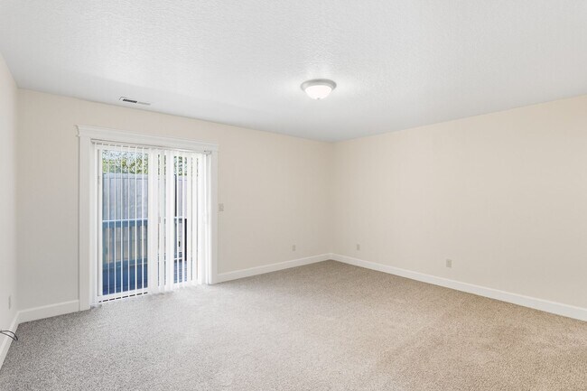 Building Photo - 17138-17146 NE Oregon St