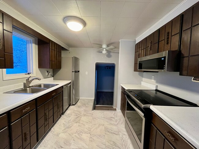 Building Photo - Dog friendly 2 bedroom home in town