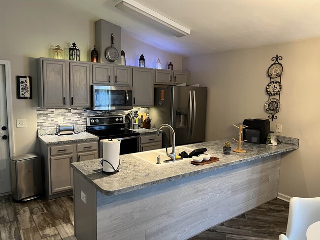 Building Photo - 8467 Hannary Dr