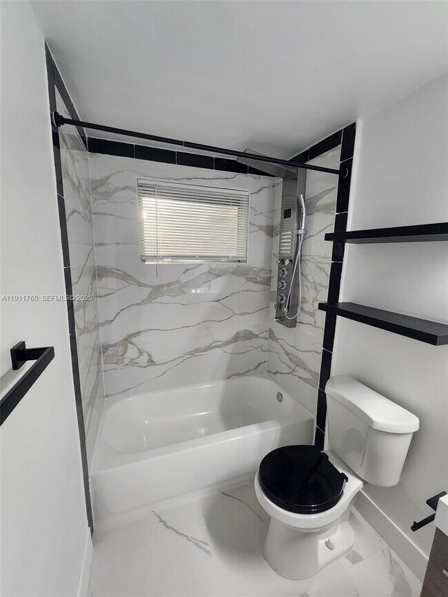 Building Photo - 2101 Normandy Dr