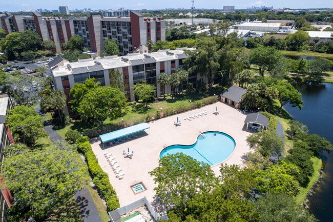 Building Photo - 2200 S Cypress Bend Dr
