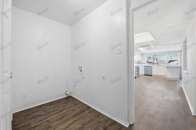 Building Photo - 7400 Butternut Ct