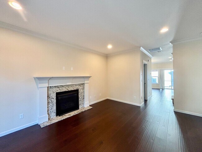 Building Photo - Modern New Construction 4b3b Townhome