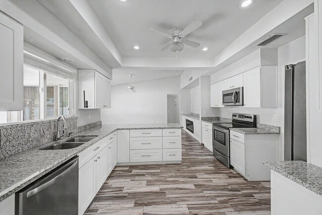 Building Photo - 12714 W Crystal Lake Dr