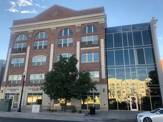 Building Photo - Stunning Down Town Condo in Secure Building