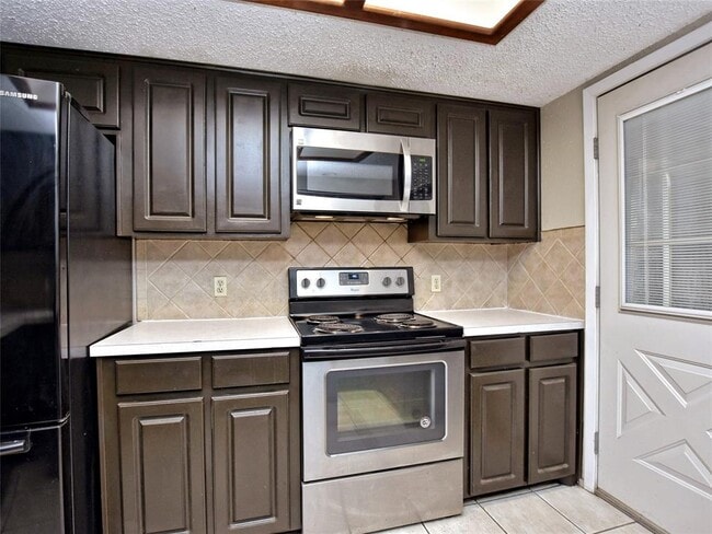 Building Photo - 2407 Versailles Dr