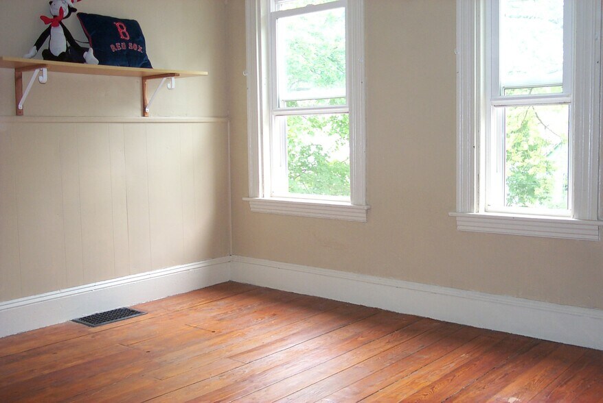 upstairs front bedroom - 80 Orchard St