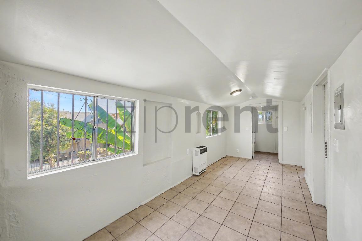 Building Photo - Unit B
