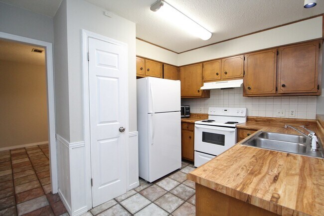Building Photo - Spacious Tierra Villas Home with Vaulted Ceilings, Fireplace & Covered Patio