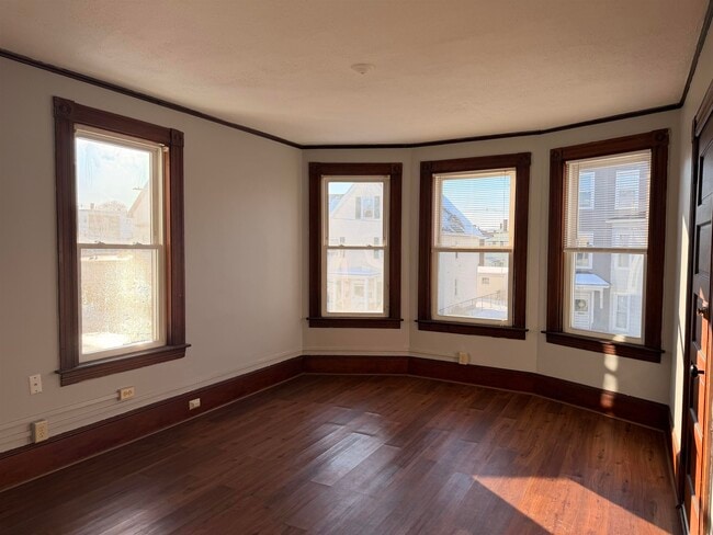 Building Photo - 561 Rimmon St