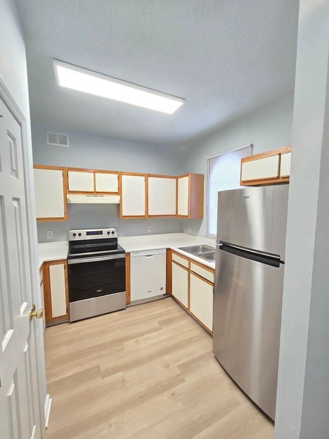 Building Photo - HAMPTON PLACE - First Floor condo near Pin...