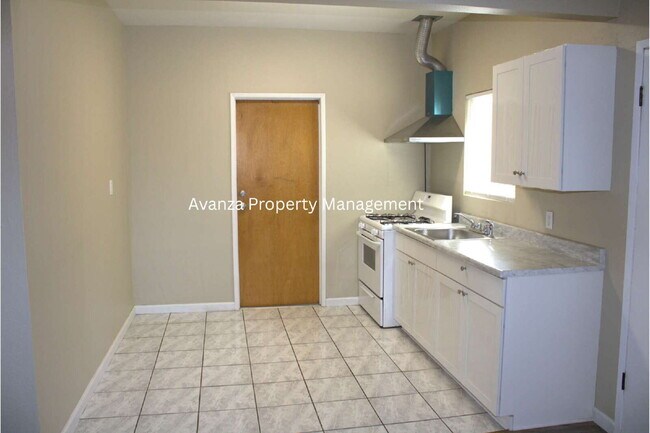 Building Photo - 1 Year Lease 1 Bed  1 Bath  Rent: $850 +$100 (All utilities included) Deposit: $1,500 Available: ...
