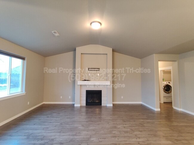 Building Photo - 8817 Grandview Dr