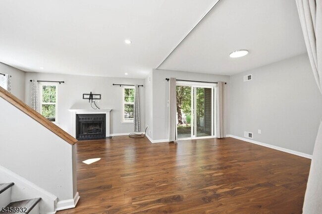 Building Photo - 81 Village Cir