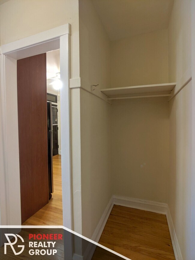 Building Photo - 2100 W Ainslie St