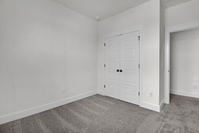 Building Photo - 266 Symphony Ave