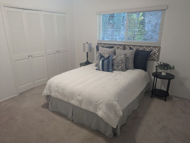 Building Photo - 3 Bed - 2 Bath House with Solar & Mountain...