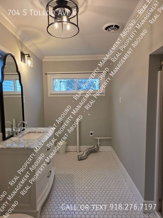 Building Photo - 704 S Toledo Ave