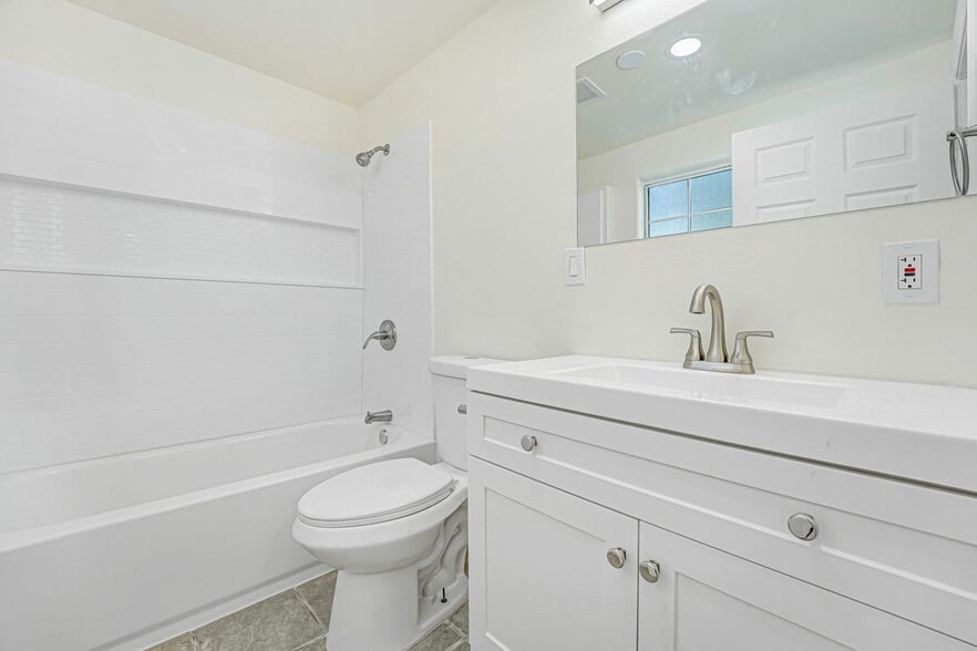 Building Photo - 400 W 109th St