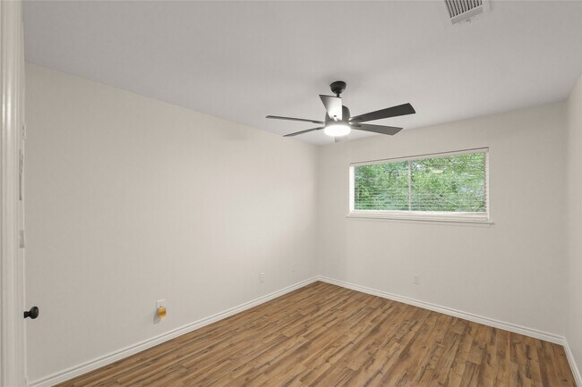 Building Photo - 3711 Fernview Dr