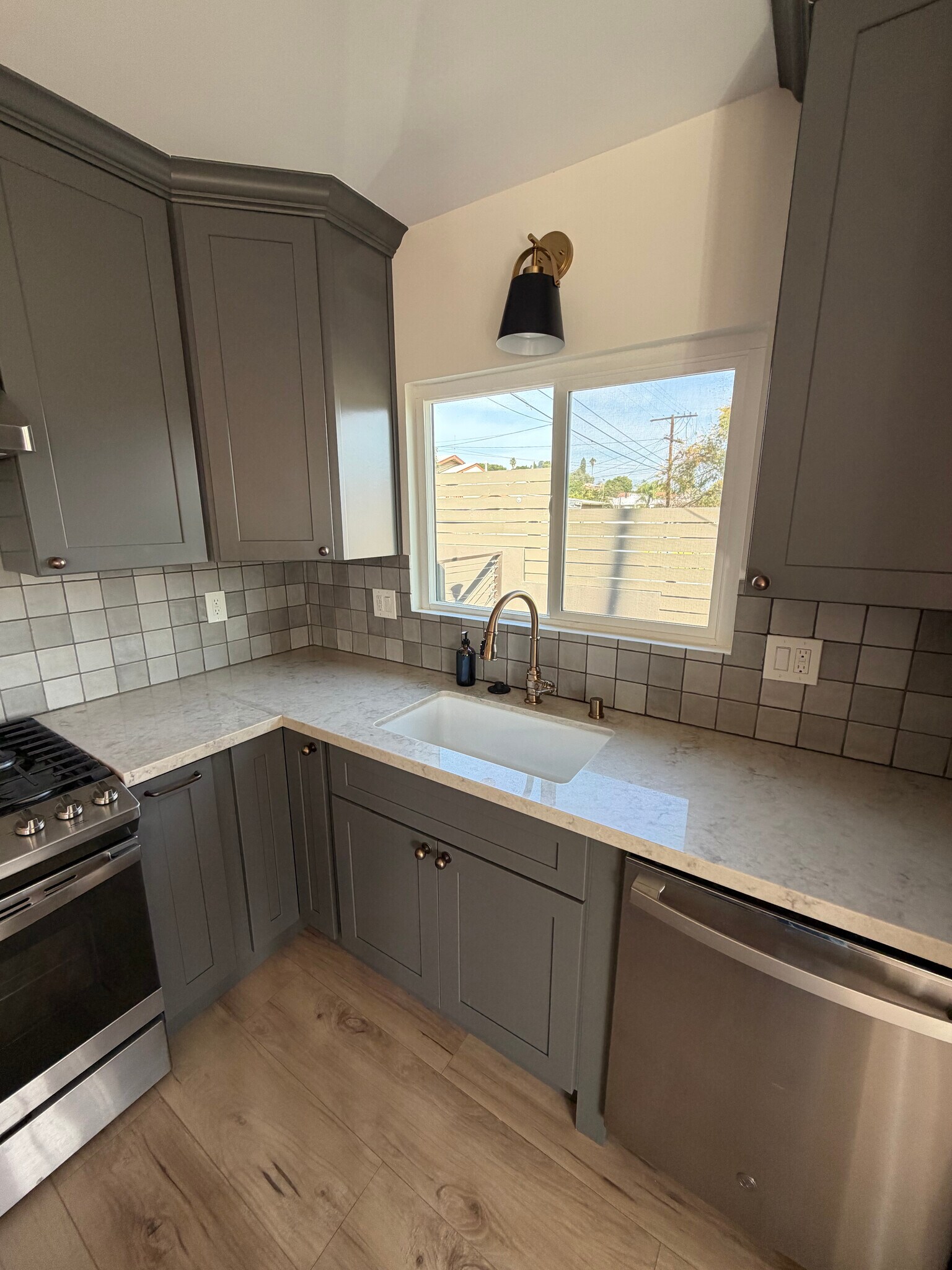 Building Photo - 2113 Montana St