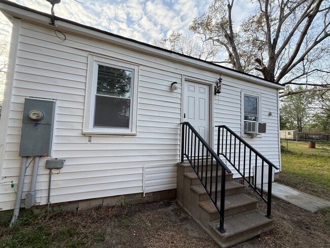 Building Photo - 2602 S Purvis Dr