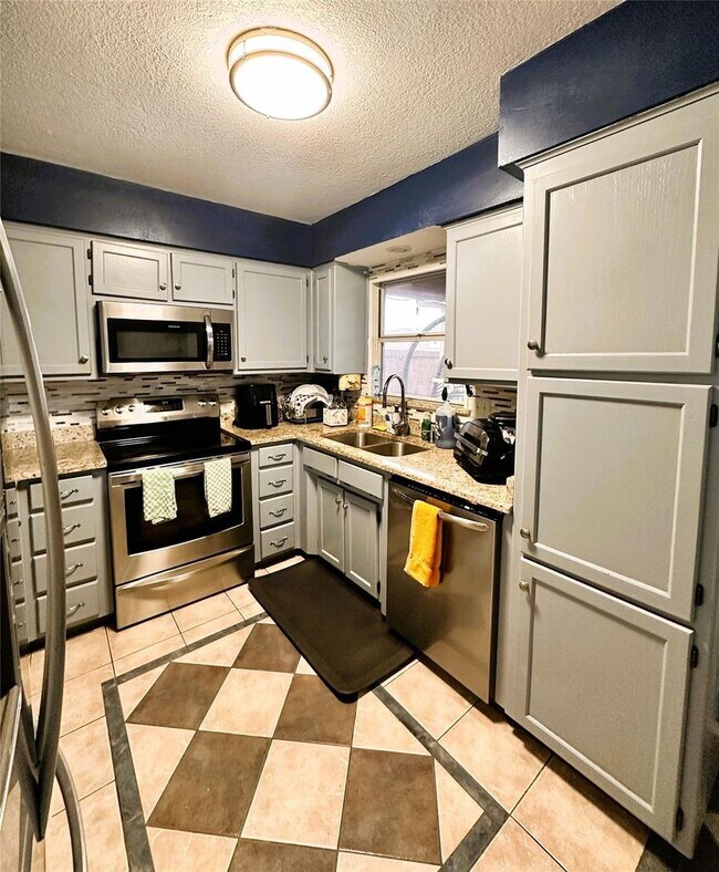 Building Photo - Three Bed Two Bath Home