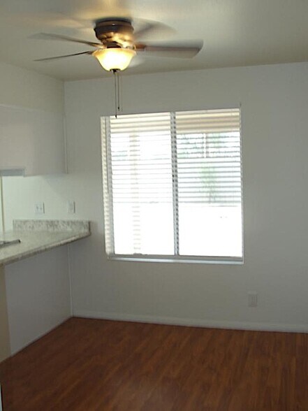 Duplex #2 Nook - 121 E 14th Pl