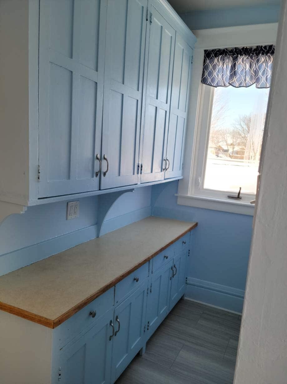 Kitchen cabinets - 100 Oxford St N