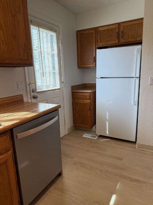 Building Photo - Cozy 2 Bed, 1.5 Bath Townhouse with Fireplace + Community Pool + Reserved Parking Space!