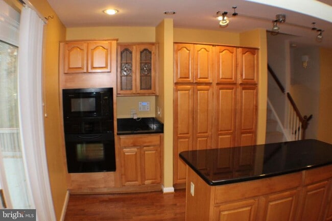 Building Photo - 5584 Queen Victoria Ct