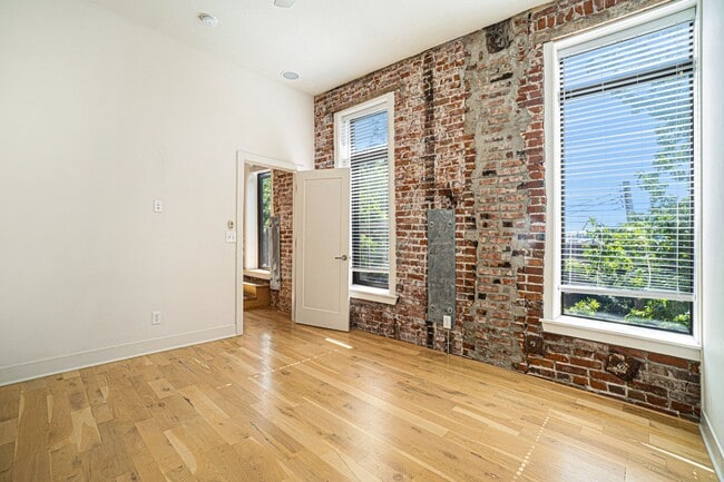 Building Photo - Modern 1 Bedroom, 1 Bath Apartment Home  Located In Historic Westport
