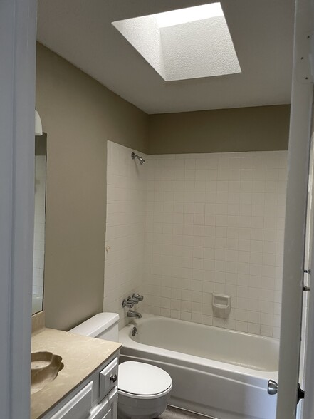 Bath with skylight - 5017 Wagon Wheel Ave
