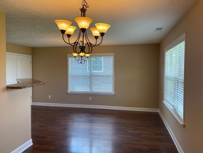 Building Photo - Executive Living!