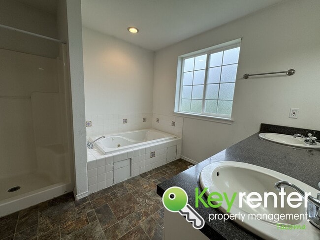 Building Photo - Incredible 3Bed/2.5Bath Pacific Home!