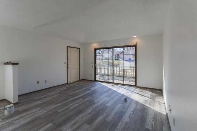 Building Photo - {8515} Walking distance to South Lake Park + 2 Car Attached Garage + Deck!