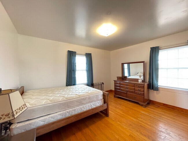 Building Photo - Furnished Inclusive Rental