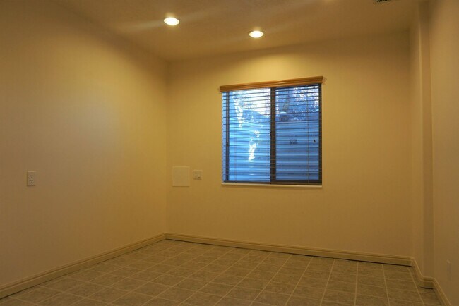 Building Photo - Beautiful Pleasant Grove 6 Bedroom With Mo...