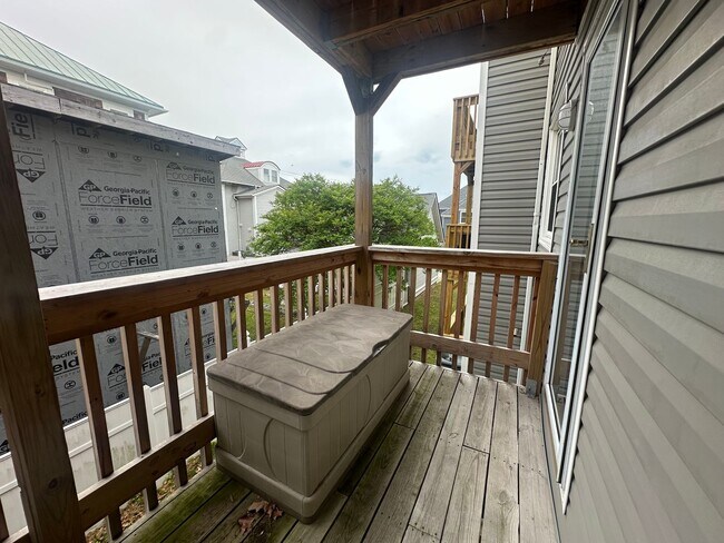 Building Photo - Beautiful 2-bedroom, 2-bath Condo just one block to the beach