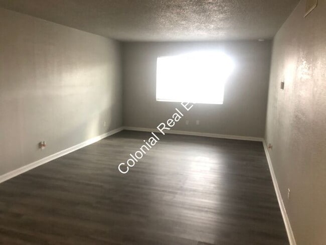 Primary Photo - Updated and spacious 2 bedroom 1 bathroom apartment for rent!